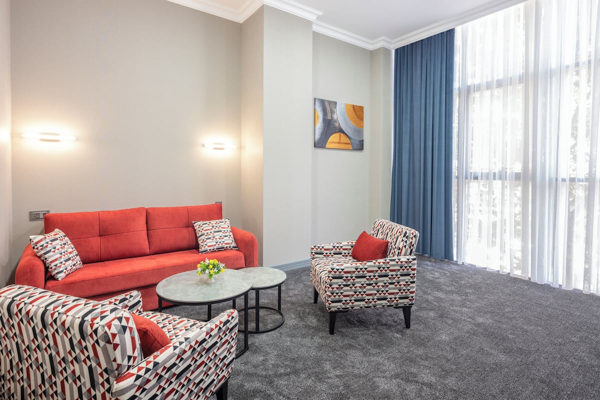Familie suite, 2 slaapkamers, balkon, uitzicht op stad | Woonruimte | Een printer