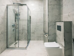 Deluxe Room, 1 Bedroom, City View | Bathroom | Free toiletries, hair dryer, slippers, towels