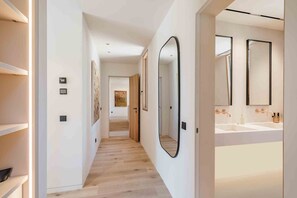 Dusj, hårføner og håndklær