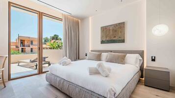 5 bedrooms, iron/ironing board, WiFi, bed sheets