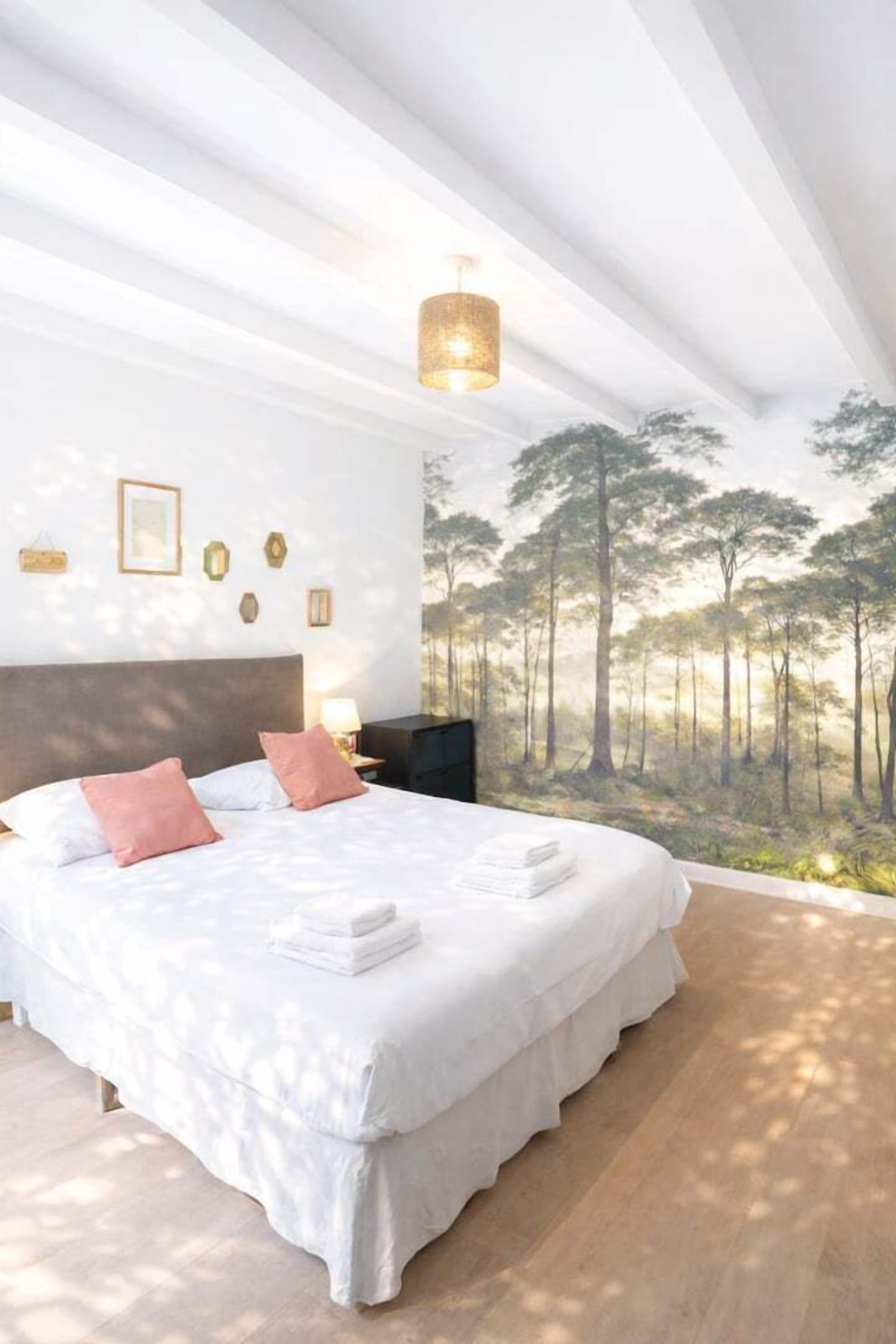 5 bedrooms, desk, iron/ironing board, WiFi