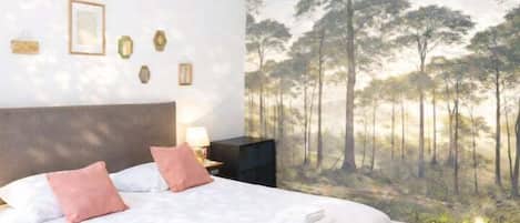 5 habitaciones, escritorio, tabla de planchar con plancha y wifi