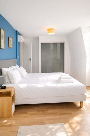 5 bedrooms, desk, iron/ironing board, WiFi