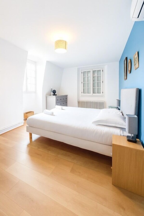 5 slaapkamers, een bureau, een strijkplank/strijkijzer, internet