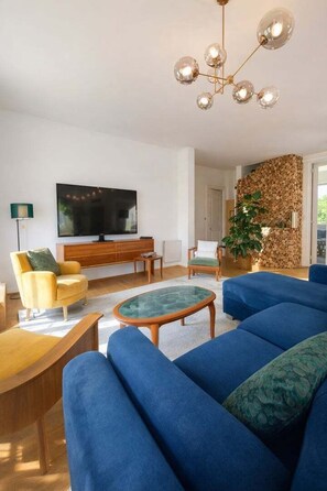 Televisión y oficina 