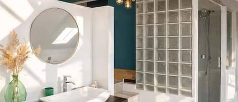Shower, hair dryer, towels