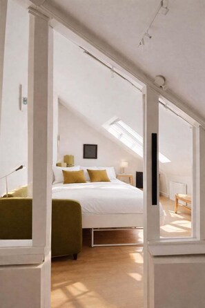 5 bedrooms, desk, iron/ironing board, WiFi