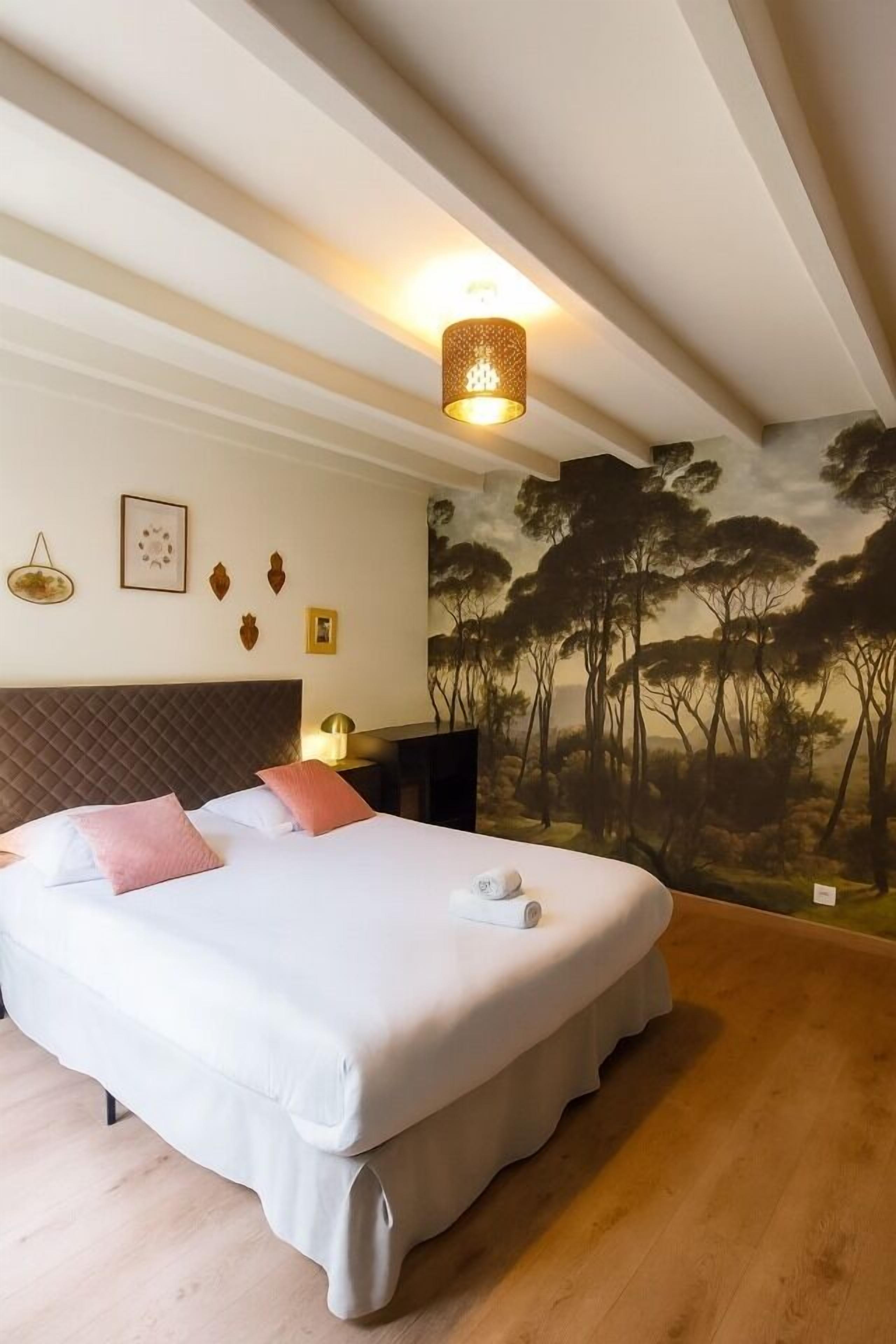 5 多间 卧室、办公桌、熨斗/熨衣板、WiFi