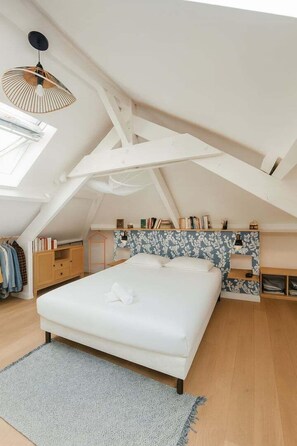 4 bedrooms, iron/ironing board, internet, bed sheets