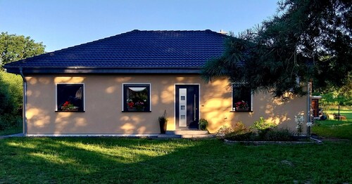 Idyllisches Ferienhaus am See - 2 Min. vom Strand entfernt