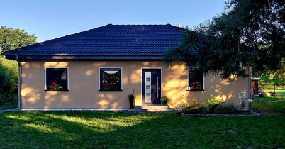 Idyllic vacation home by the lake - 2 minutes from the beach