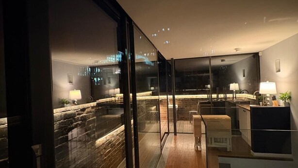 A modern interior with a kitchen, dining area, and a view of the cityscape through large windows. - Stunning 4 Bed Town House w/ Roof Terrace in Farringdon / St Paul's Cathedral (London)