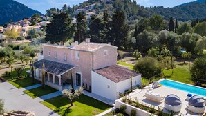 A modern villa with a swimming pool, surrounded by lush greenery and hills. - Villa 'Can Mas  Antigua' with Mountain View, Wi-Fi and Air Conditioning (Illes Balears)