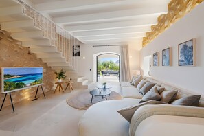 Fernseher, Videospiele, Tischtennisplatte, Stereoanlage