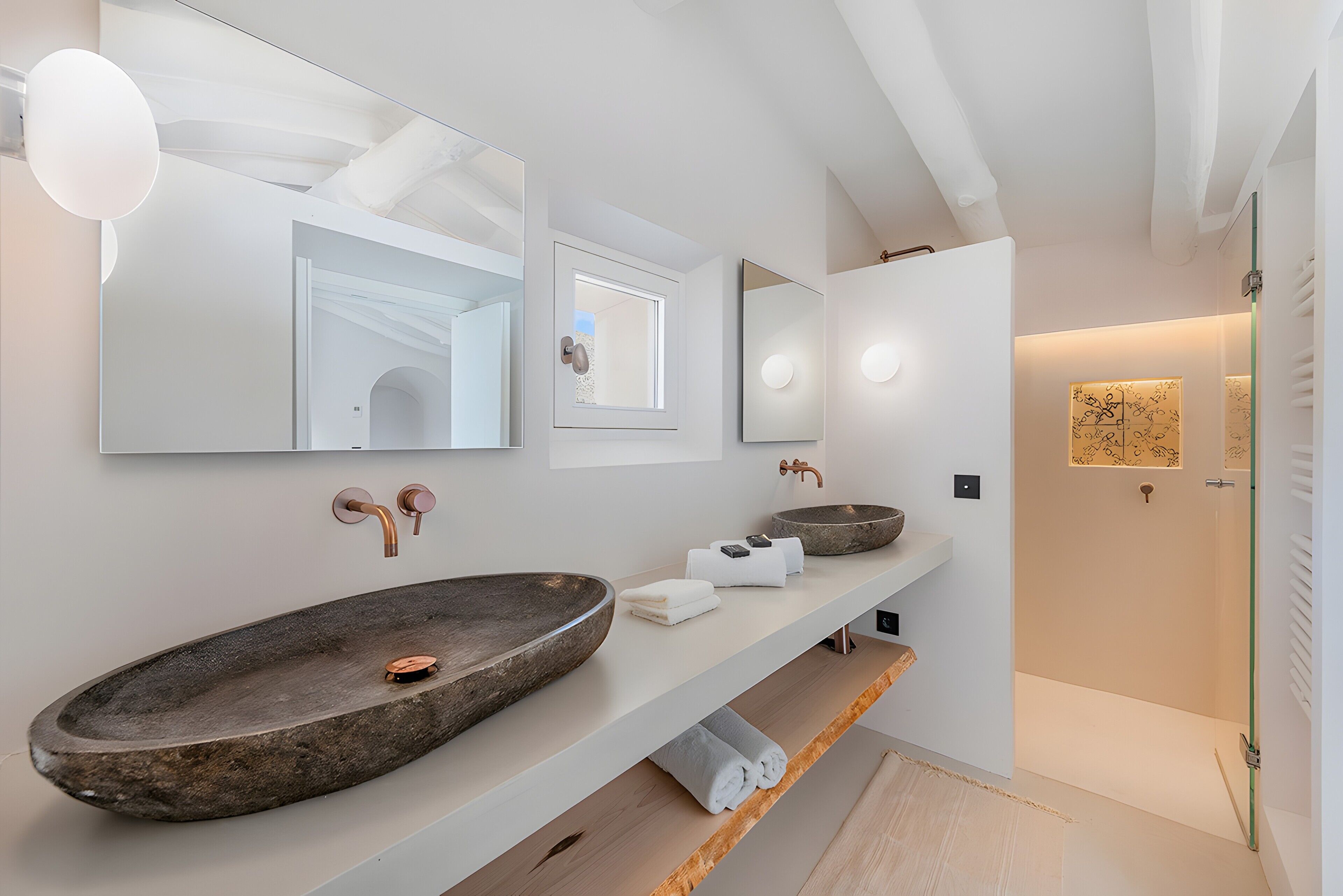 Douche, articles de toilette gratuits, sèche-cheveux
