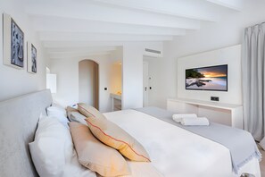 4 bedrooms, iron/ironing board, WiFi, bed sheets