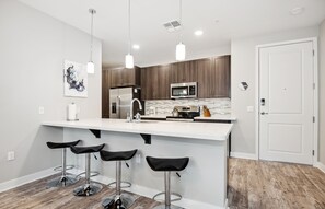 Een koelkast, een microgolfoven, een oven, een kookplaat