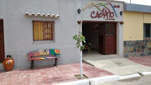 Un edificio con un cartello che riporta la scritta 