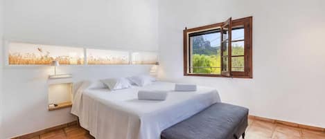 5 bedrooms, WiFi, bed sheets