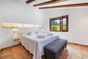 5 bedrooms, WiFi, bed sheets
