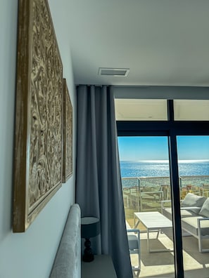 Apartamento luxo, sacada, vista para a praia | Camas Select Comfort, cofres nos quartos, Wi-Fi de cortesia