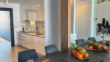 Departamento Deluxe, balcón, vista a la playa | Camas Select Comfort y caja de seguridad en la habitación