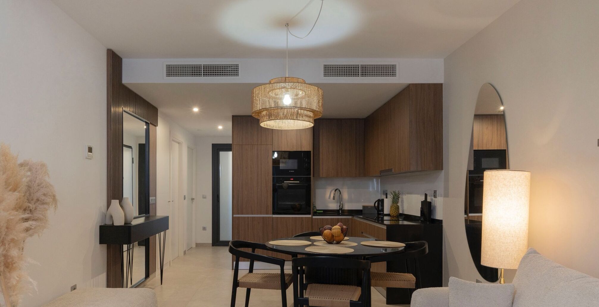 Un appartement moderne comprenant un coin repas, une cuisine et un espace de vie.