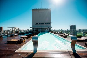 Una piscina al aire libre de temporada