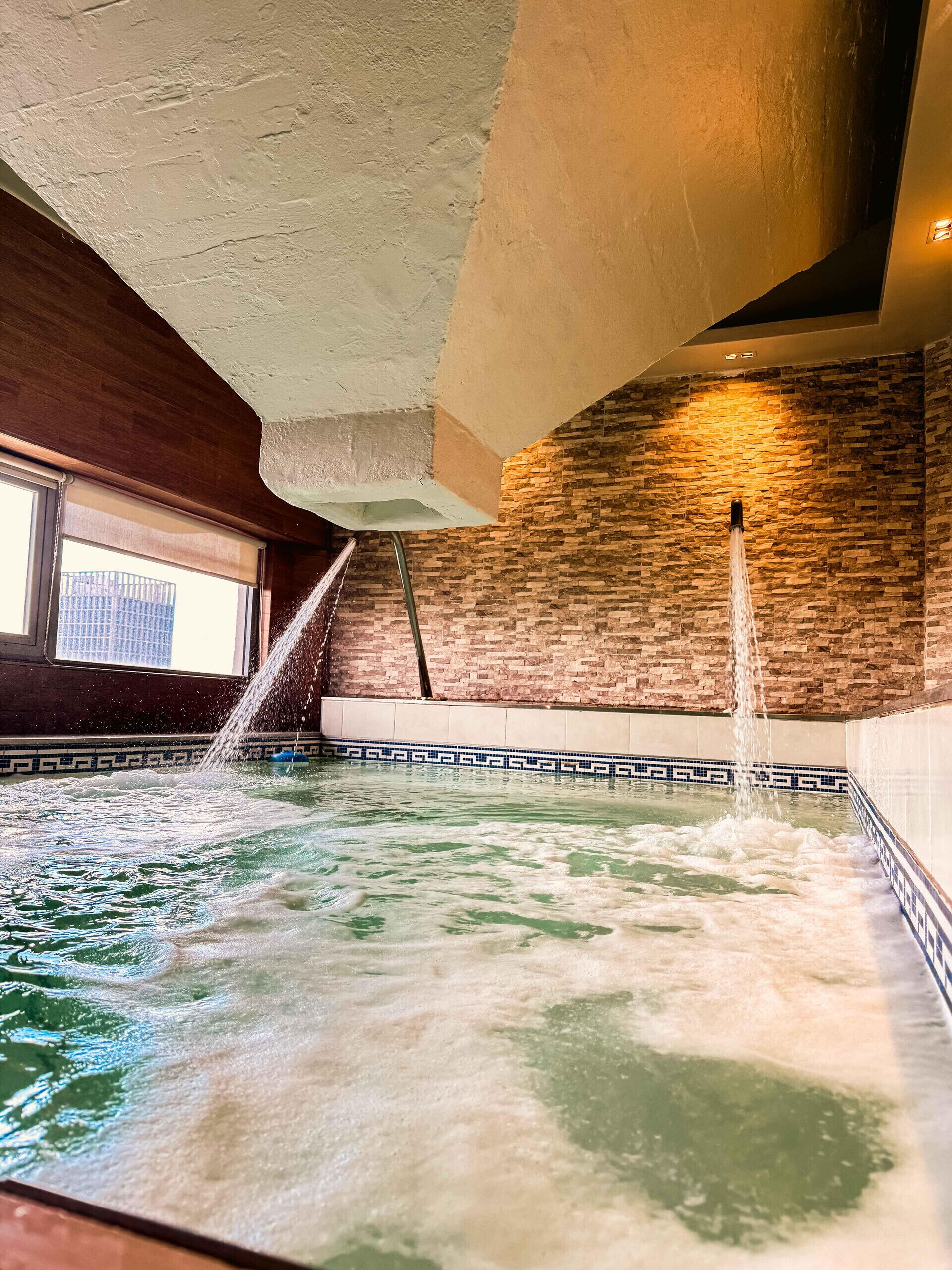 Una piscina al aire libre de temporada