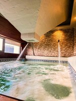 Una piscina al aire libre de temporada