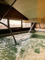 Una piscina al aire libre de temporada