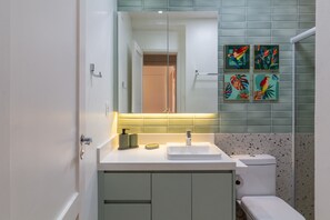 淋浴设施、吹风机、毛巾、洗发水