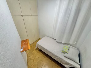 1 dormitorio, tabla de planchar con plancha, wifi y ropa de cama