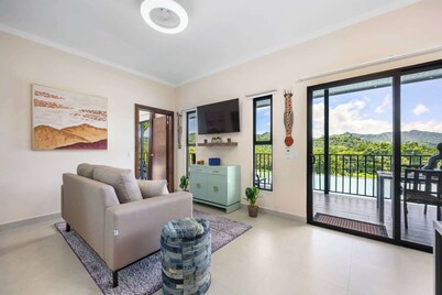 私人封闭社区内现代住宅，带郁郁葱葱的山景和壮观的遮阳露台