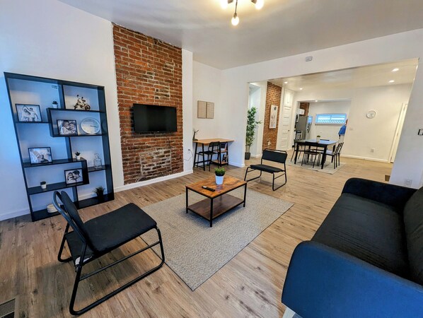 Living area - Spacious 4-bedroom/ 2-bathroom house with WiFi and AC in charming Pittsburgh (Pittsburgh)