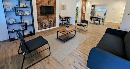 Spacious 4-bedroom/ 2-bathroom house with WiFi and AC in charming Pittsburgh