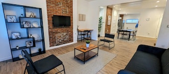 Spacious 4-bedroom/ 2-bathroom house with WiFi and AC in charming Pittsburgh