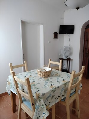 Dining - Holiday Home 'Granja' with Private Garden and Air Conditioning (Granja Mourão)