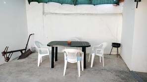 Outdoor dining - Holiday Home 'Granja' with Private Garden and Air Conditioning (Granja Mourão)