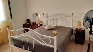 3 bedrooms, iron/ironing board, bed sheets