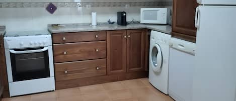 KĂŒhlschrank, Mikrowelle, Ofen, Herdplatte