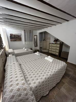 2 室のベッドルーム、アイロン / アイロン台、WiFi (無料)、ベッドシーツ