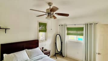 1 habitación, tabla de planchar con plancha y cuna de viaje