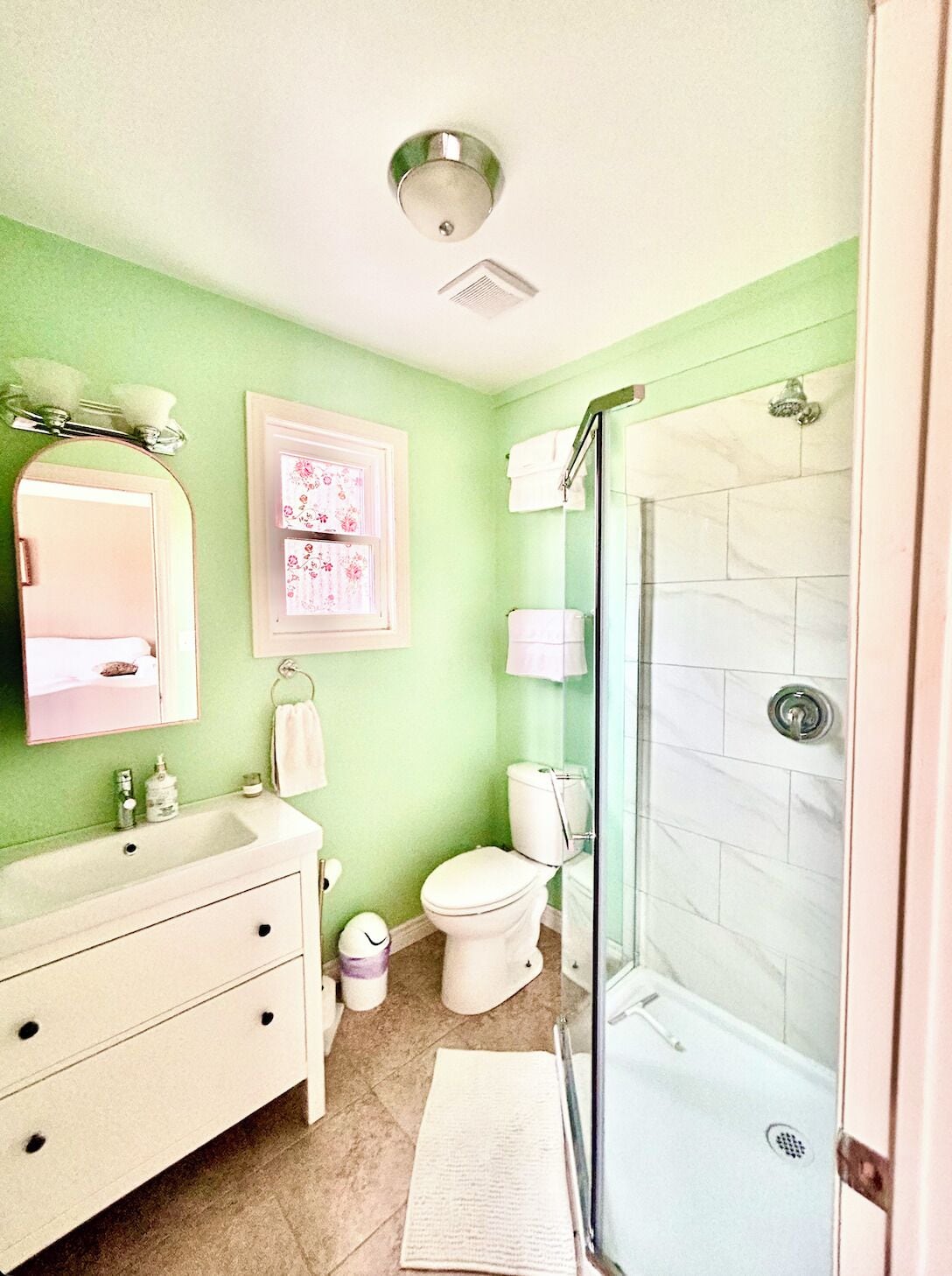 吹风机、毛巾、肥皂、洗发水