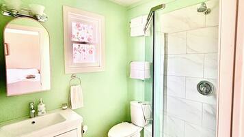 Asciugacapelli, asciugamani, sapone, shampoo