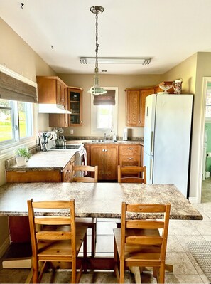 冷蔵庫、電子レンジ、オーブン、コンロ