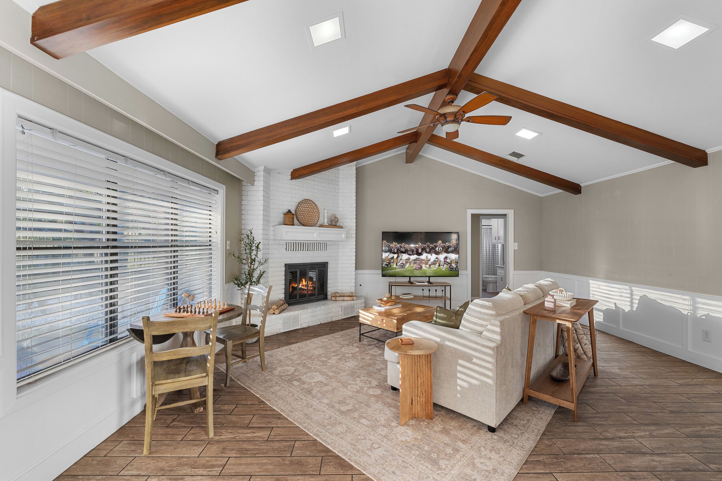 تلفزيون، مدفأة، كُتُب