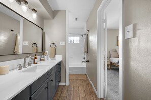 Douche, sèche-cheveux, serviettes fournies