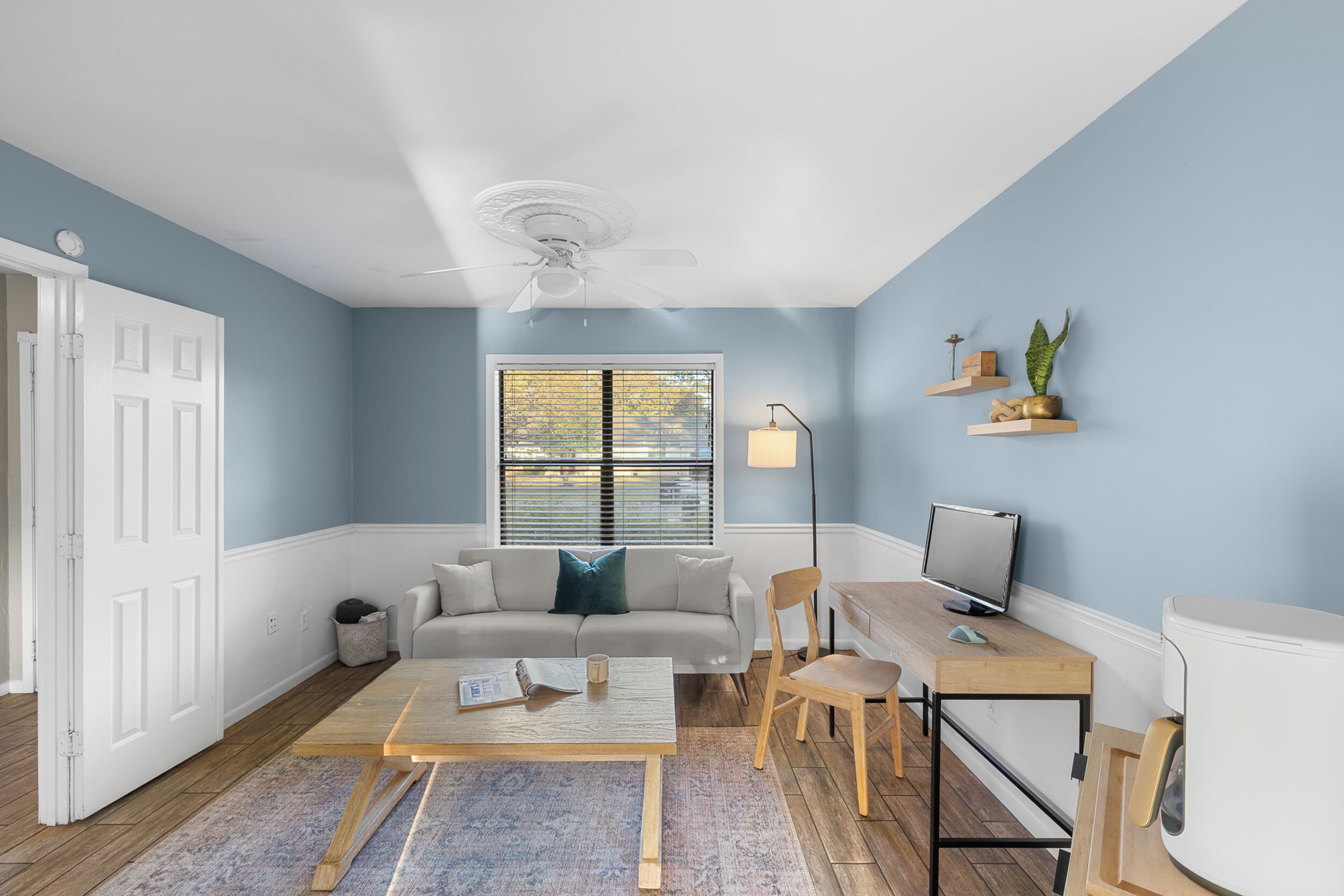 Fernseher, Kamin, Bücher