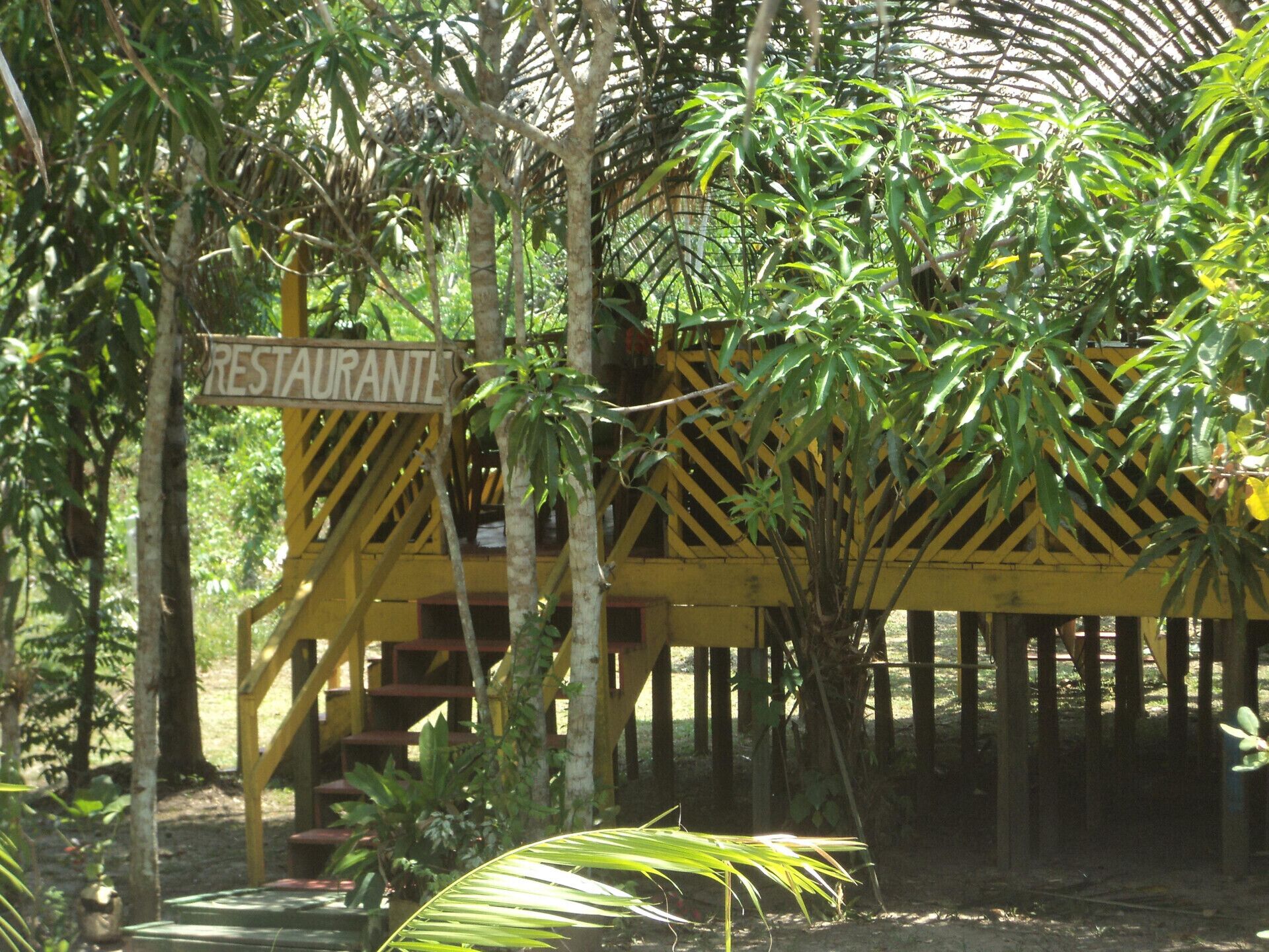 Una estructura amarilla con un letrero que dice 